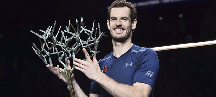 Andy Murray jako budoucí světová jednička pózuje s trofejí pro vítěze turnaje v Paříži