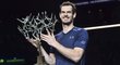 Andy Murray jako budoucí světová jednička pózuje s trofejí pro vítěze turnaje v Paříži