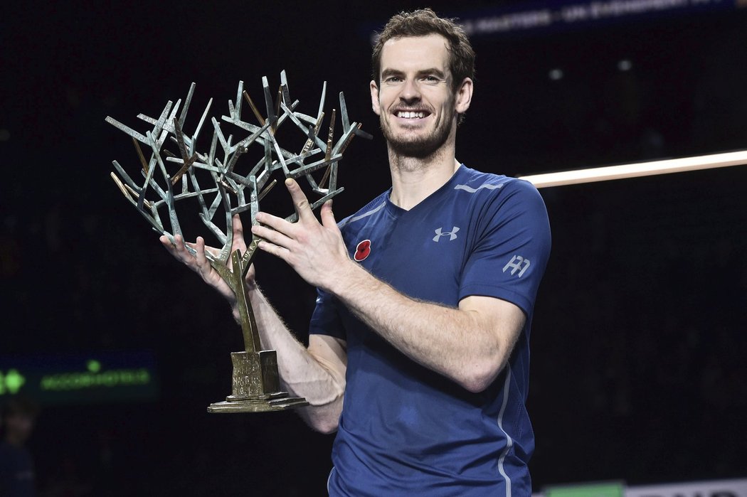 Andy Murray jako budoucí světová jednička pózuje s trofejí pro vítěze turnaje v Paříži