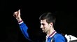 Novak Djokovič zdraví diváky před finálovým utkáním turnaje v Paříži