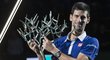 Novak Djokovič s trofejí pro vítěze turnaje Masters v Paříži