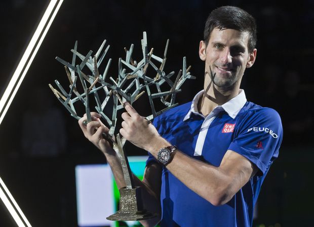 Novak Djokovič s trofejí pro vítěze turnaje Masters v Paříži Novak Djokovič s trofejí pro vítěze turnaje Masters v Paříži