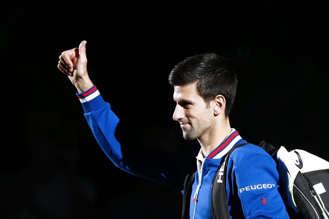 Novak Djokovič zdraví diváky před finálovým utkáním turnaje v Paříži