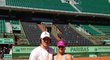 Alexander Ovečkin s Marií Kirilenkovou na centrálním kurtu French Open