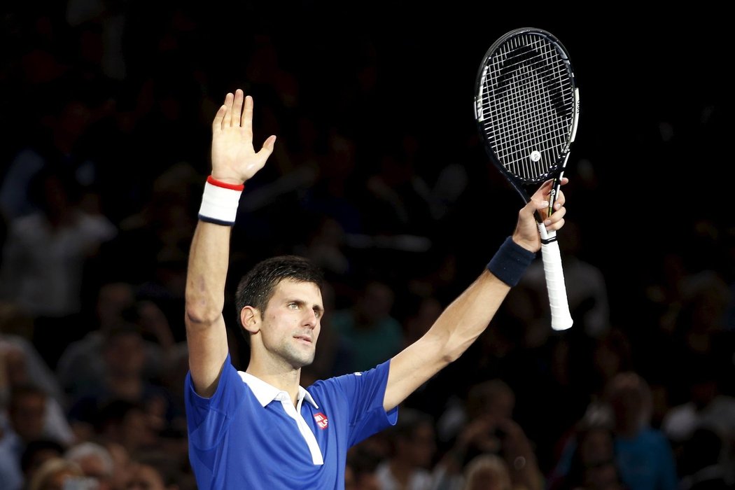 Novak Djokovič se raduje z postupu do finále turnaje Masters v Paříži