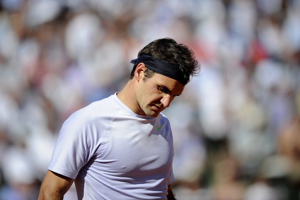 Nasazená dvojka Roger Federer už tuší, že v zápase s Tsongou to nedopadne dobře...