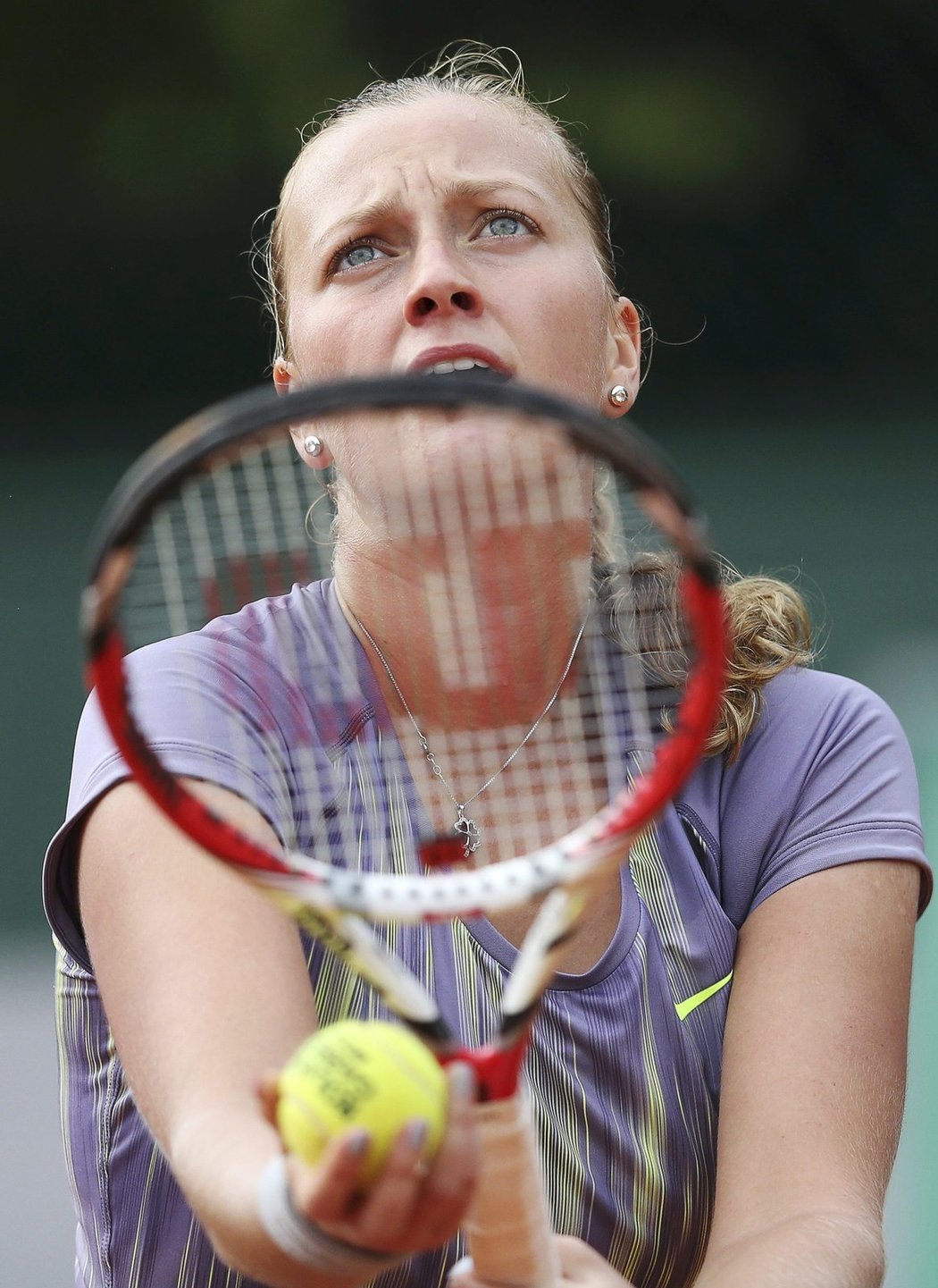 Petra Kvitová podává proti čínské tenistce Šuaj Pcheng ve druhém kole French Open
