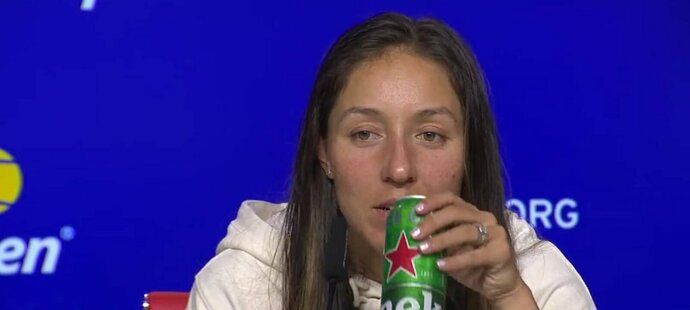 Americká tenistka Jessica Pegulaová potřebovala urychlit testování na doping, a tak načala plechovku piva!