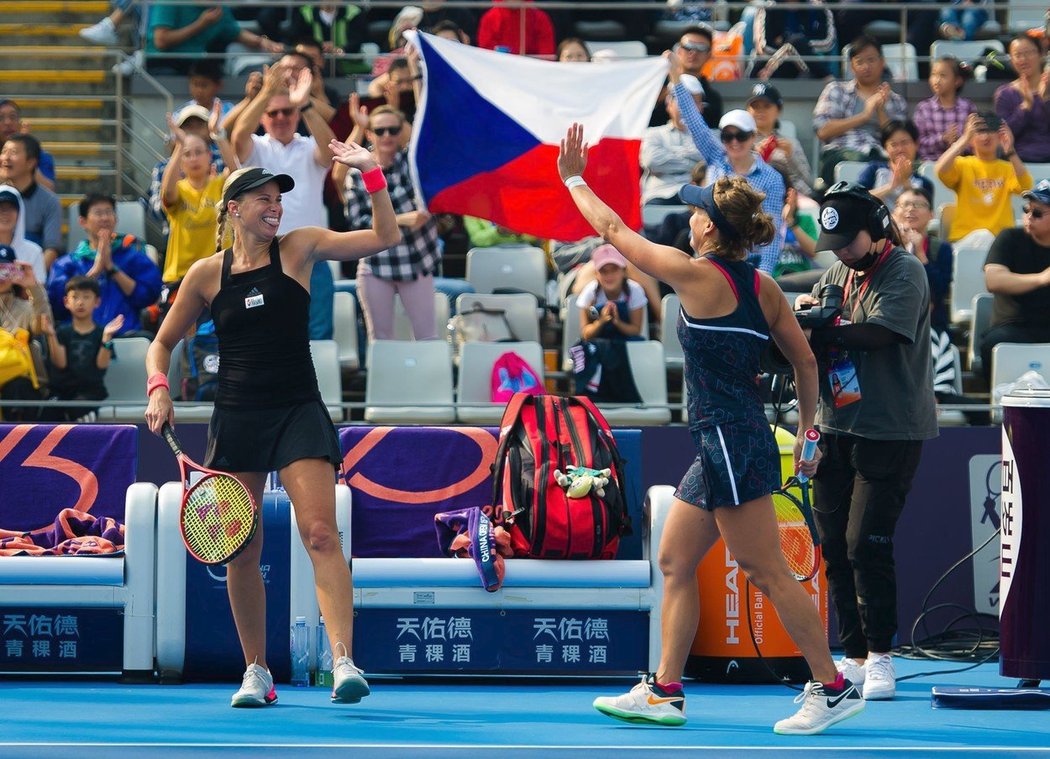 Andrea Hlaváčková s Barborou Strýcovou (vpravo) se radují na tenisovém turnaji v Pekingu