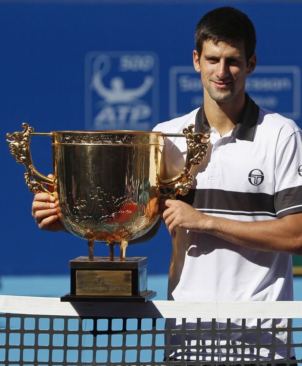 Djokovič s vítěznou trofejí za turnaj v Pekingu Djokovič s vítěznou trofejí za turnaj v Pekingu