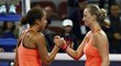 Petra Kvitová gratuluje k postupu Madison Keysové po čtvrtfinálovém boji na turnaji v Pekingu
