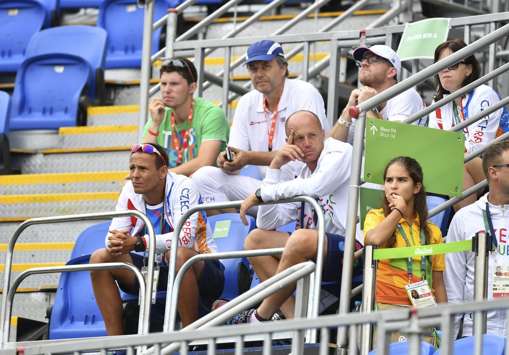Kouč tenistů Petr Pála na tribuně v Riu