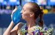 Vítězná Petra Kvitová líbá trofej pro vítězku pražského turnaje WTA