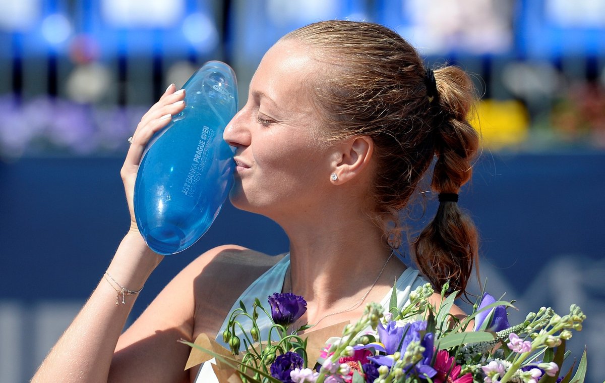 Vítězná Petra Kvitová líbá trofej pro vítězku pražského turnaje WTA