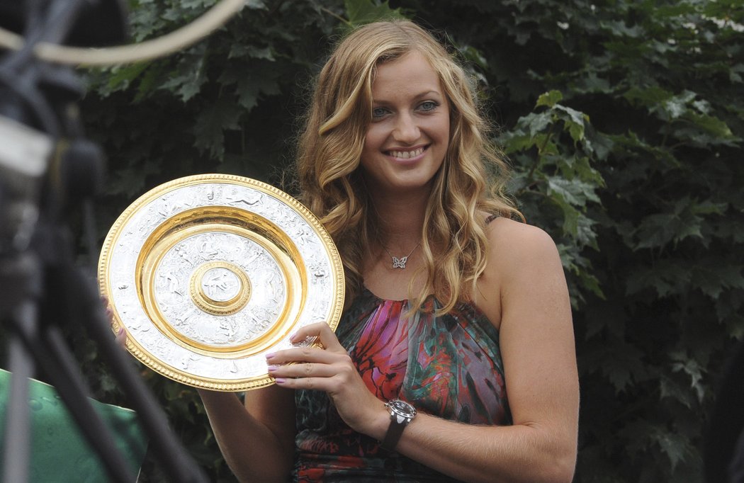 Kvitová pózuje s trofejípro vítězku Wimbledonu