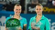 Vítězka Petra Kvitová a poražená Karolína Plíšková po finále turnaje v Sydney na začátku roku 2015