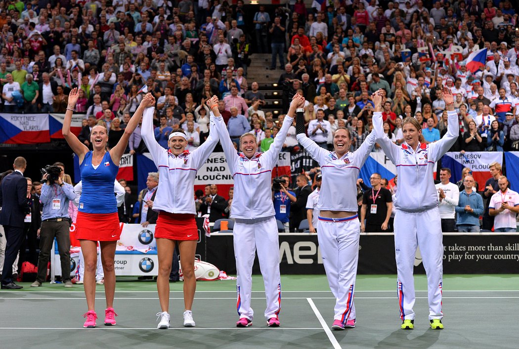 2014. Petra Kvitová, Lucie Šafářová, Andrea Hlaváčková, Lucie Hradecká a Karolína Plíšková oslavují další triumf ve Fed Cupu.