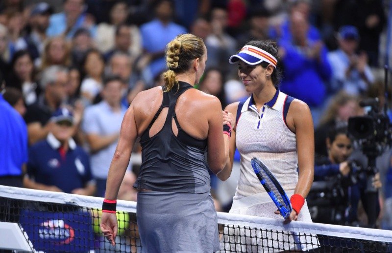 V souboji vítězek Wimbledonu Petra Kvitová porazila třetí nasazenou ve večerním osmifinále na centrkurtu v New Yorku po setech 7:6 a 6:3.