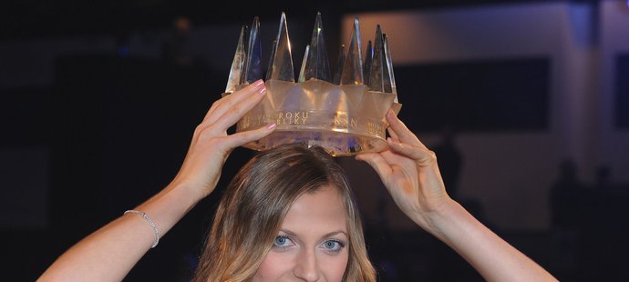 Petra Kvitová pózuje s korunou pro českého Sportovce roku 2011
