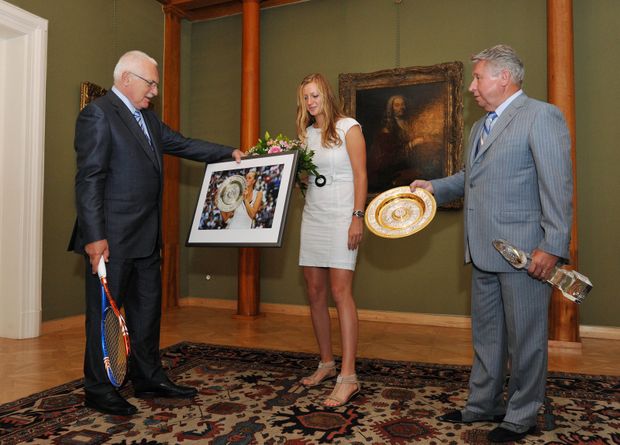 Václav Klaus přebírá dárky od Petry Kvitové, její manažer Miroslav Černošek (vpravo) podává zlatý talíř Václav Klaus přebírá dárky od Petry Kvitové, její manažer Miroslav Černošek (vpravo) podává zlatý talíř