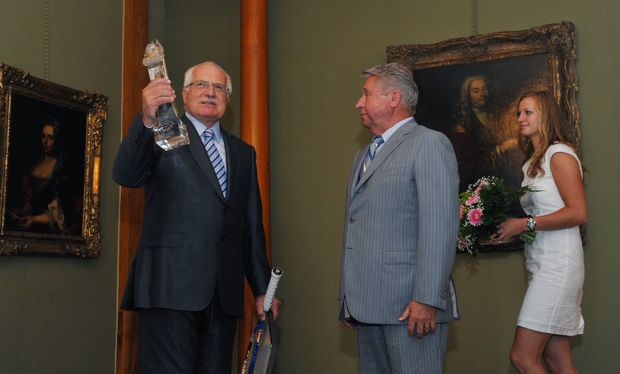 Prezident Klaus převzal od Miroslava Černoška upomínku na Zlatou tretru Prezident Klaus převzal od Miroslava Černoška upomínku na Zlatou tretru
