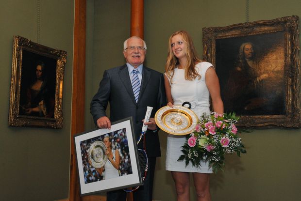 Petra Kvitová pózuje s Václavem Klausem fotografům Petra Kvitová pózuje s Václavem Klausem fotografům