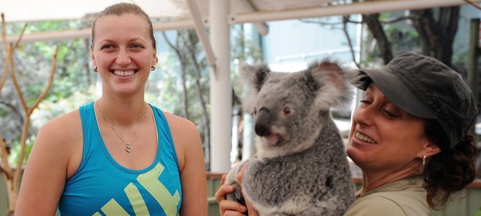 Petra Kvitová se směje poté, co si podržela v náručí australský symbol v podobě koaly