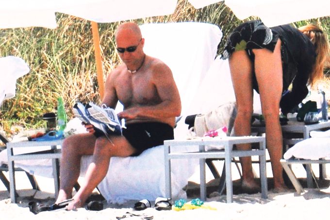 Grafová s Agassim na pláži. Andre, mrkej, pořád mám sexy zadeček Grafová s Agassim na pláži. Andre, mrkej, pořád mám sexy zadeček
