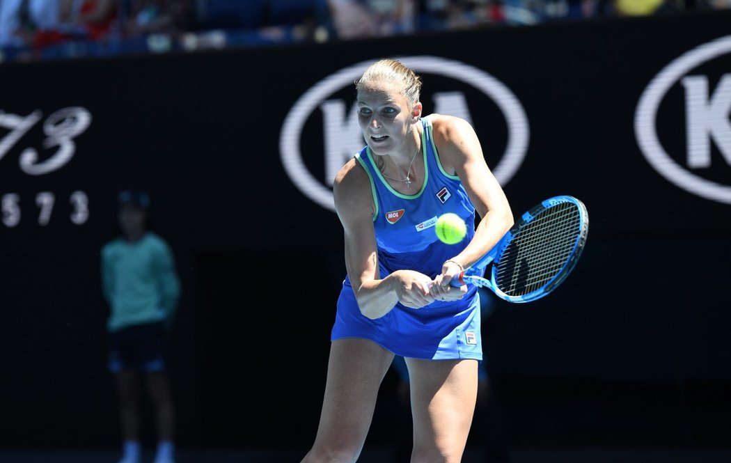 Třetí kolo bylo pohromou favoritek. Dohrála také turnajová šestka Belinda Bencicová ze Švýcarska, která získala pouhý game s Estonkou Anett Kontaveitovou. V pátek v Melbourne vypadly japonská obhájkyně titulu Naomi Ósakaová, sedminásobná vítězka turnaje Serena Williamsová z USA i její krajanka a desátá nasazená Madison Keysová.