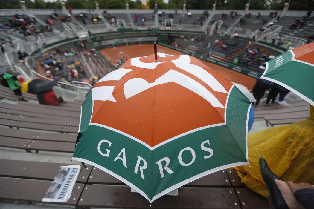 Zápas turnajové dvojky Karolíny Plíškové ve 3. kole tenisového French Open s Němkou Carinou Witthöftovou byl kvůli dešti v Paříži přesunut na neděli.