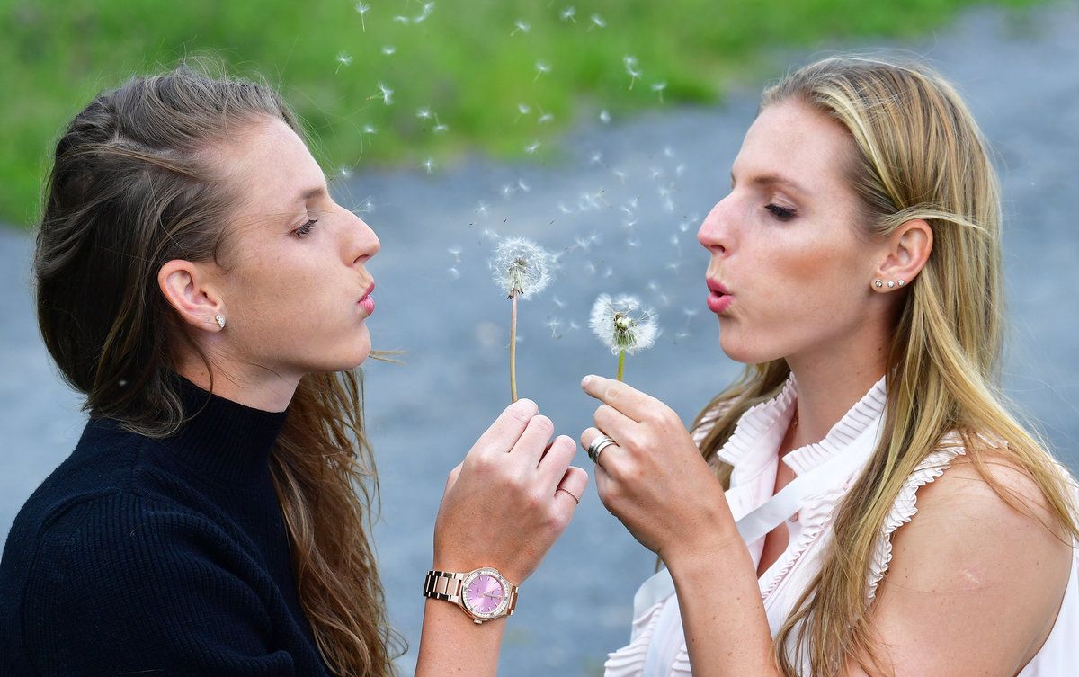 Tenistky Karolína (vlevo) a Kristýna Plíškovy jsou sice jednovaječná dvojčata, v mnoha ohledech se však liší.