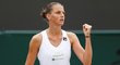 Česká tenistka Karolína Plíšková po jednom z vydařených úderů proti Nizozemce Bertensové v osmifinále Wimbledonu