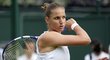 Česká tenistka Karolína Plíšková běem utkání na travnatém Wimbledonu