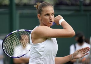 Česká tenistka Karolína Plíšková běem utkání na travnatém Wimbledonu
