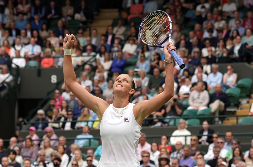 Česká tenistka Karolína Plíšková se raduje po postupu do semifinále Wimbledonu