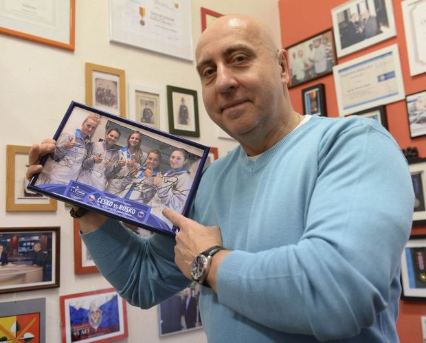 Kriminalista Miroslav Hyhlík se chlubí fotografickým poděkováním od českých tenistek Kriminalista Miroslav Hyhlík se chlubí fotografickým poděkováním od českých tenistek