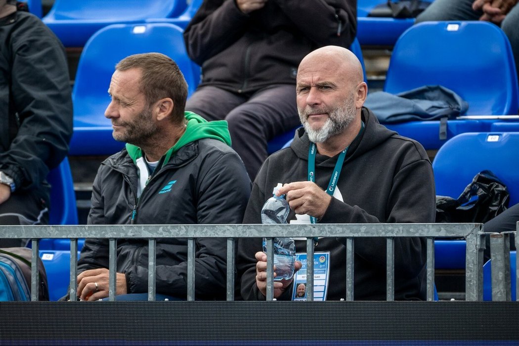 Trenéři Lindy Noskové Tomáš Krupa (vlevo) a David Kotyza při turnaji WTA Prague Open 2023 ve Stromovce, kde mladá Češka hrála finále