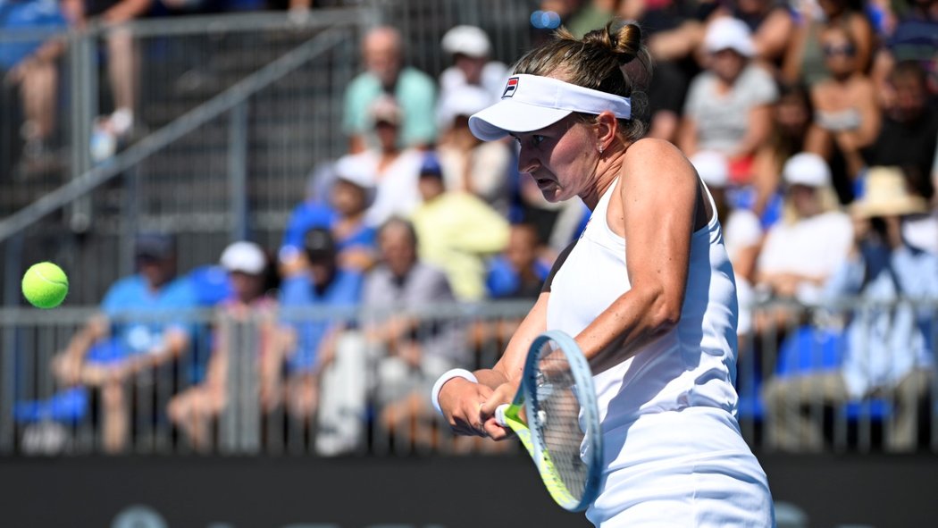 Barbora Krejčíková odehrává míček při osmifinále Prague Open
