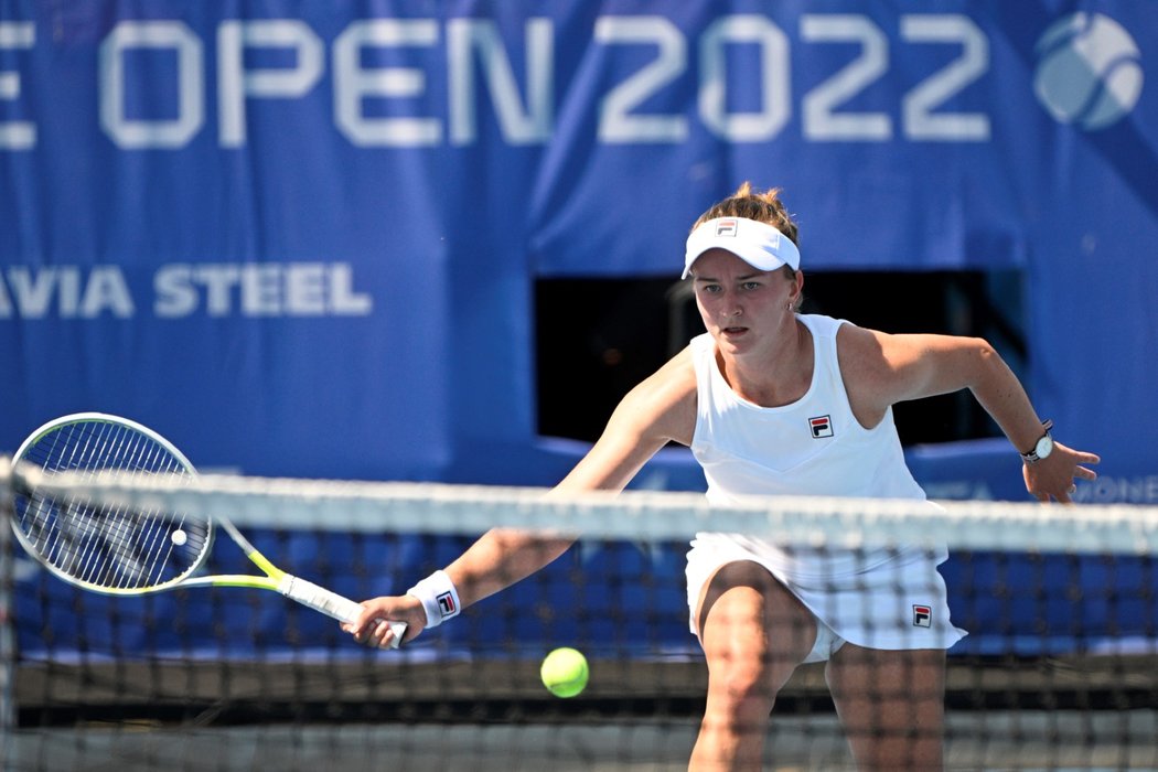Tenistka Barbora Krejčíková v akci na Prague Open