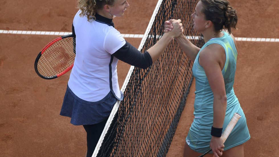Kateřina Siniaková gratuluje k postupu do semifinále Barboře Strýcové (vpravo)