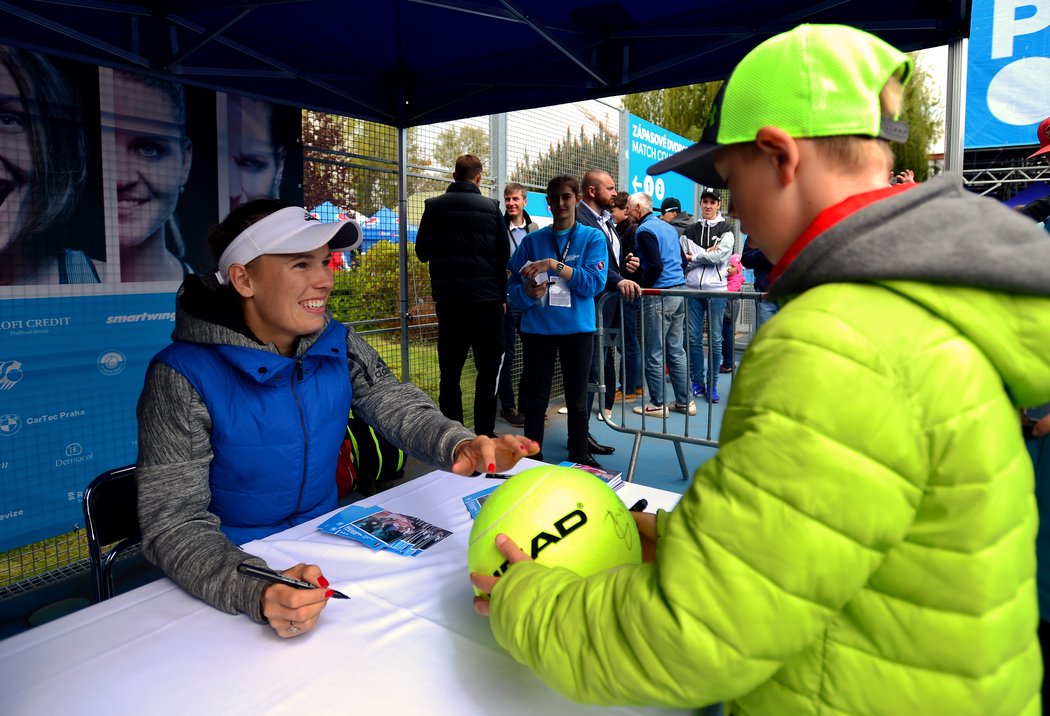 Jedna z největších hvězd turnaje WTA ve Stromovce Caroline Wozniacká při setkání s fanoušky