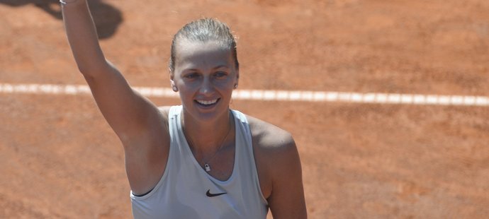 Petra Kvitová se raduje ze svého triumfu na turnaji WTA v Praze ve Stromovce