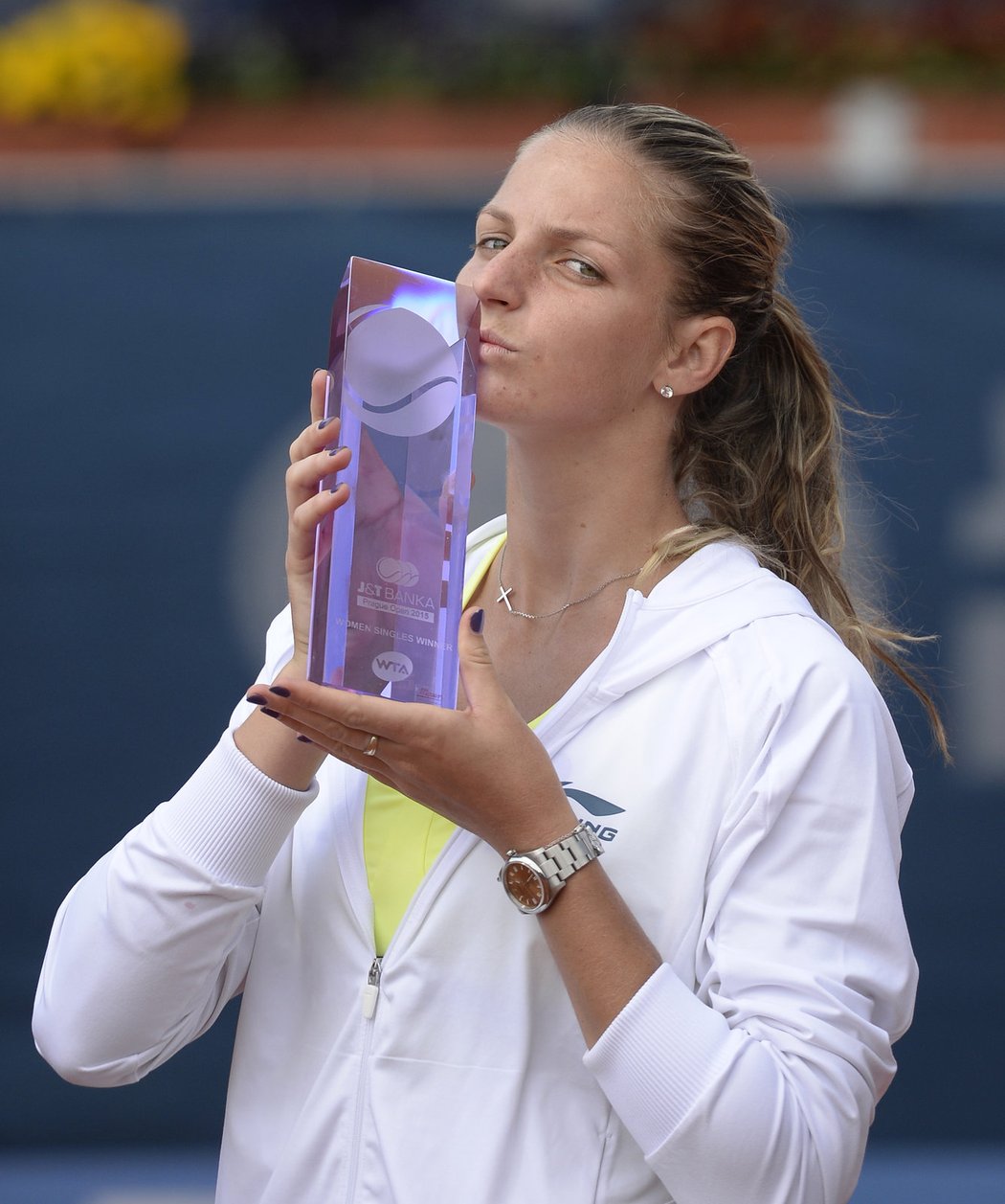 Karolína Plíšková líbá trofej pro vítězku turnaje WTA v Praze