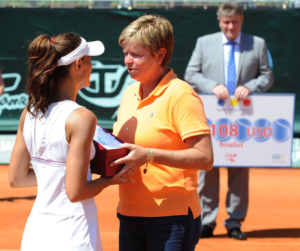 Bývalá tenistka Mandlíková předává cenu poražené finalistce