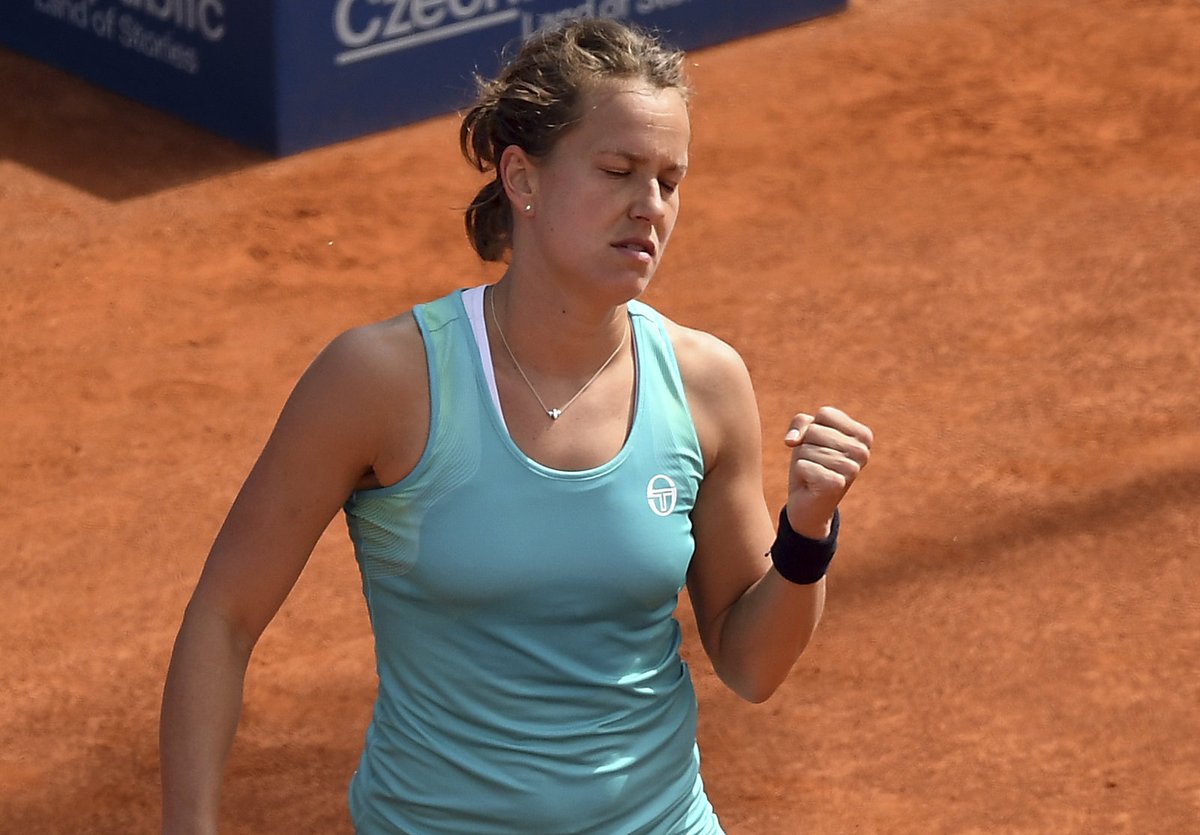 Barbora Strýcová se raduje v zápase proti krajance Lucii Hradecké na pražském turnaji WTA