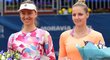 Vítězka pražského turnaje WTA Mona Barthelová (vlevo) s poraženou finalistkou Kristýnou Plíškovou