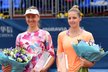 Vítězka pražského turnaje WTA Mona Barthelová (vlevo) s poraženou finalistkou Kristýnou Plíškovou