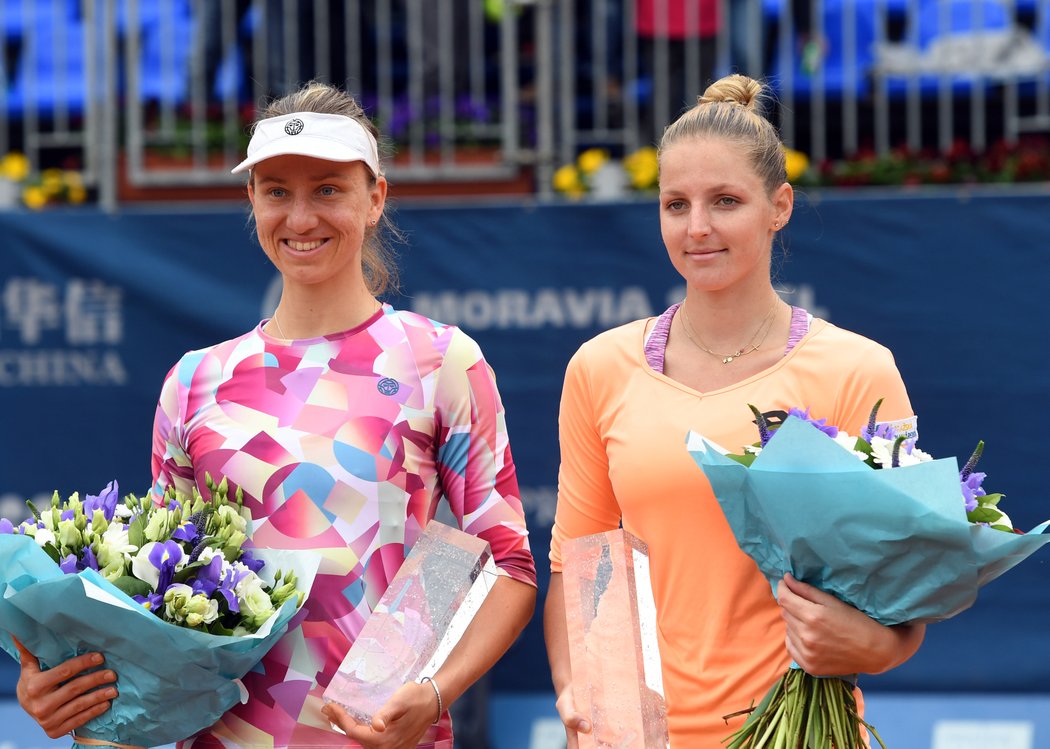 Vítězka pražského turnaje WTA Mona Barthelová (vlevo) s poraženou finalistkou Kristýnou Plíškovou