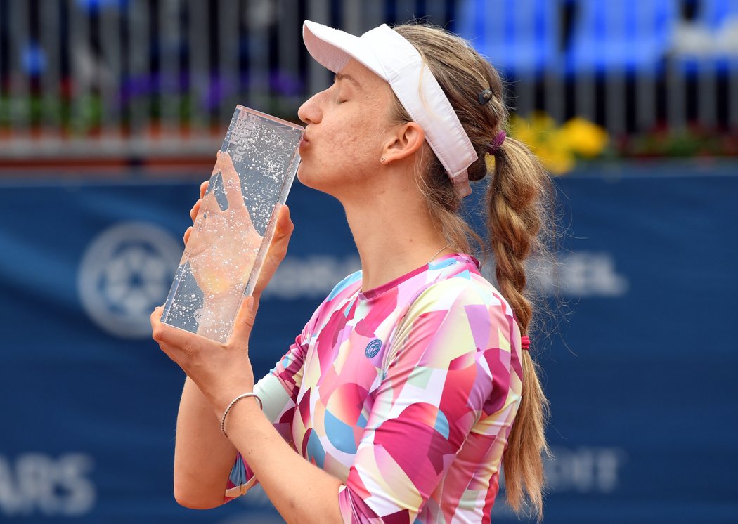 Německá tenistka Mona Barthelová se raduje z trofeje na Prague Open