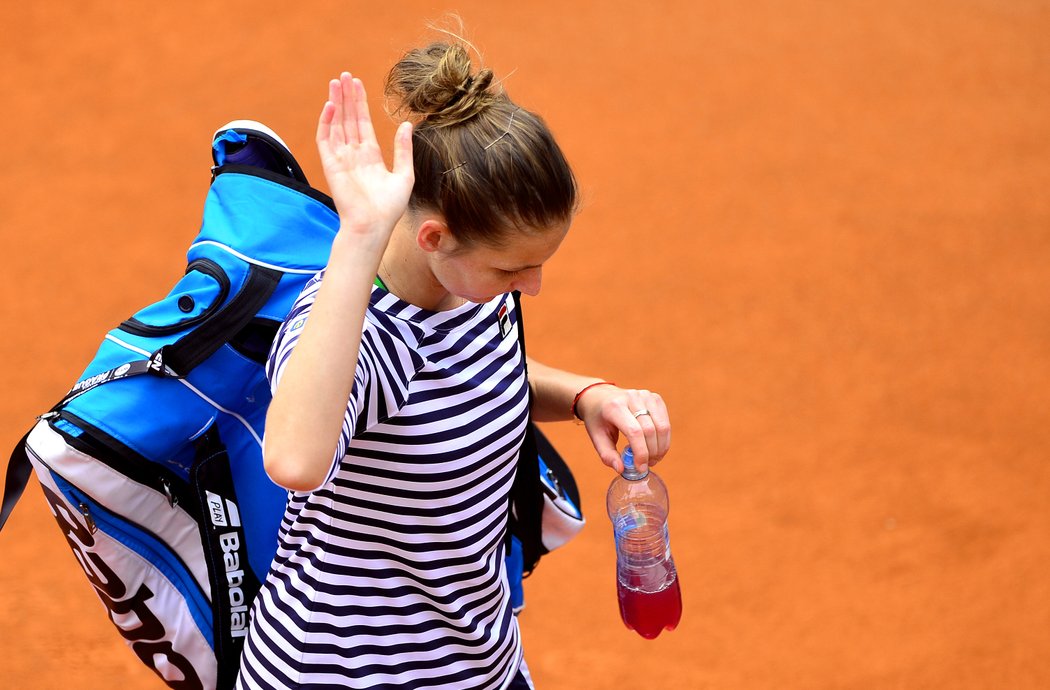 Zklamaná Karolína Plíšková mává fanouškům po své prohře v prvním kole turnaje Prague Open ve Stromovce